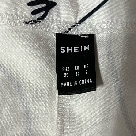 High Waist Figure Print Wide Leg Pants. Size:  2 - Picture 9 of 9